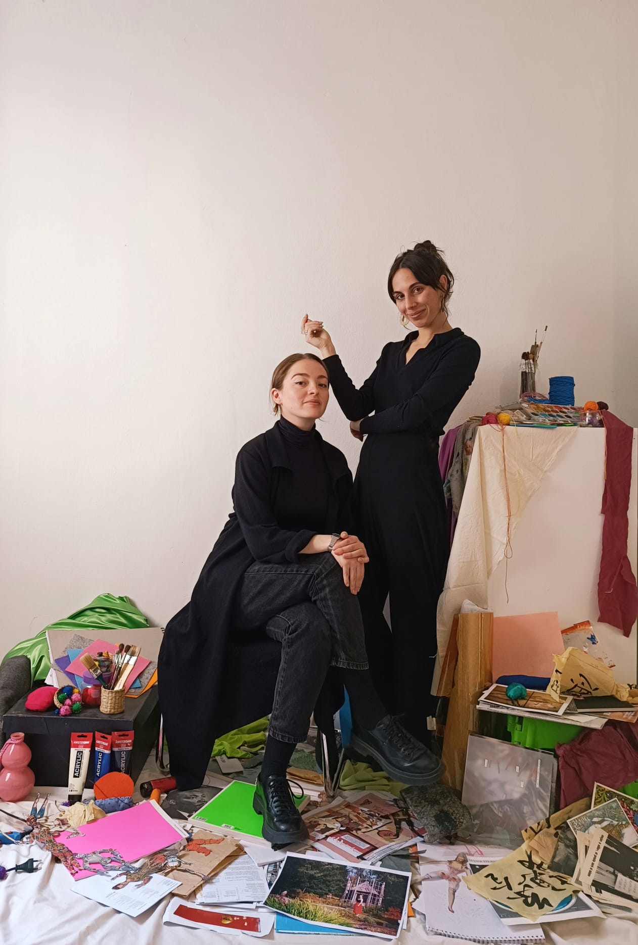 Dos arteterapeutas en un taller rodeadas de materiales, telas y recortes de revistas