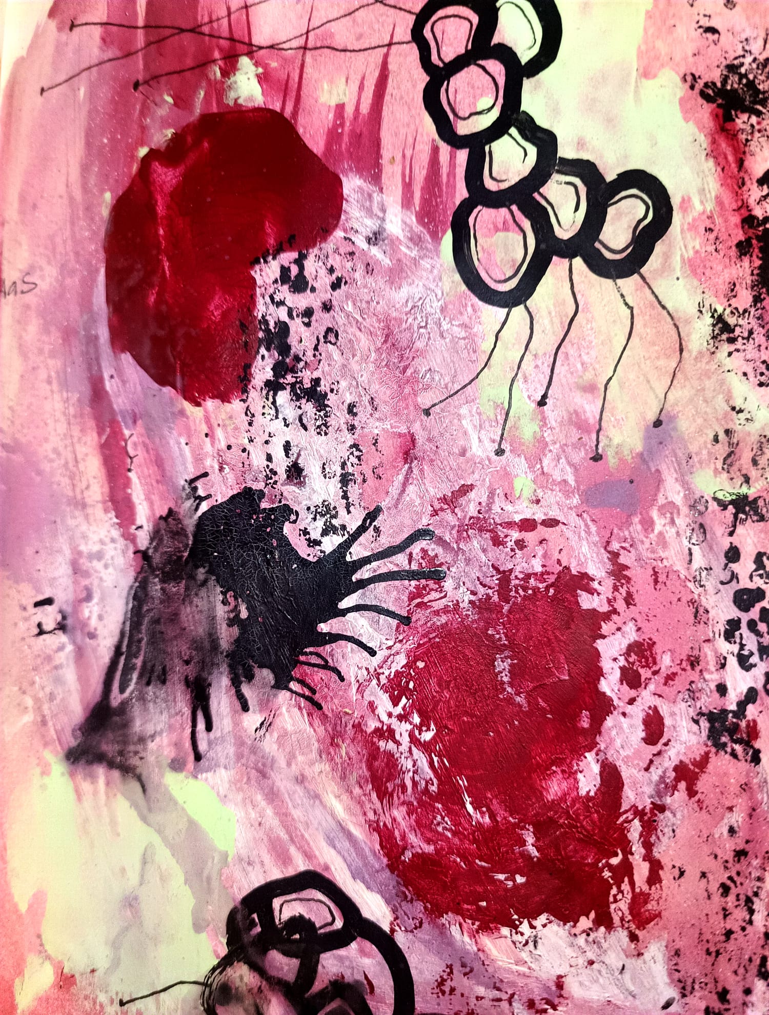 Obra en tonos rosas y rojos con huellas de mano y trazos en negro